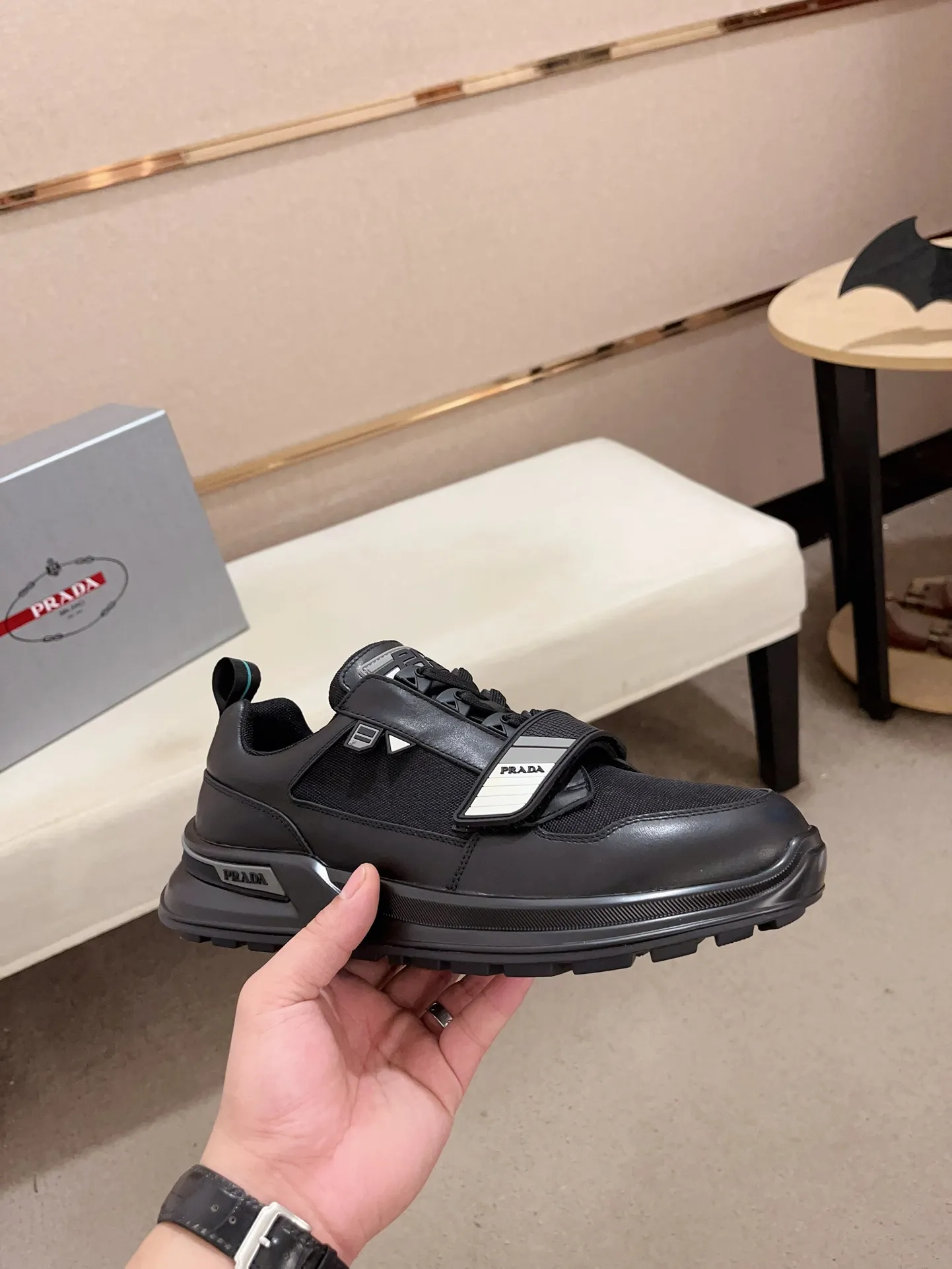 Factory price 620💰 ✔️✔️✔️Higher version High-quality new PRADA (Prada) counters are launched simultaneously. New men's shoes and 😘fabric are made of high-tech glue-spraying technology. Lining: Full cowhide lining. 👍🏿 High-end ☄️ air-cushion molded anti-slip rubber outsole, exquisite lines, simple and elegant, comfortable and high-end for leisure travel. Code number: 38 to 44 (45 is custom-made and cannot be returned or exchanged)